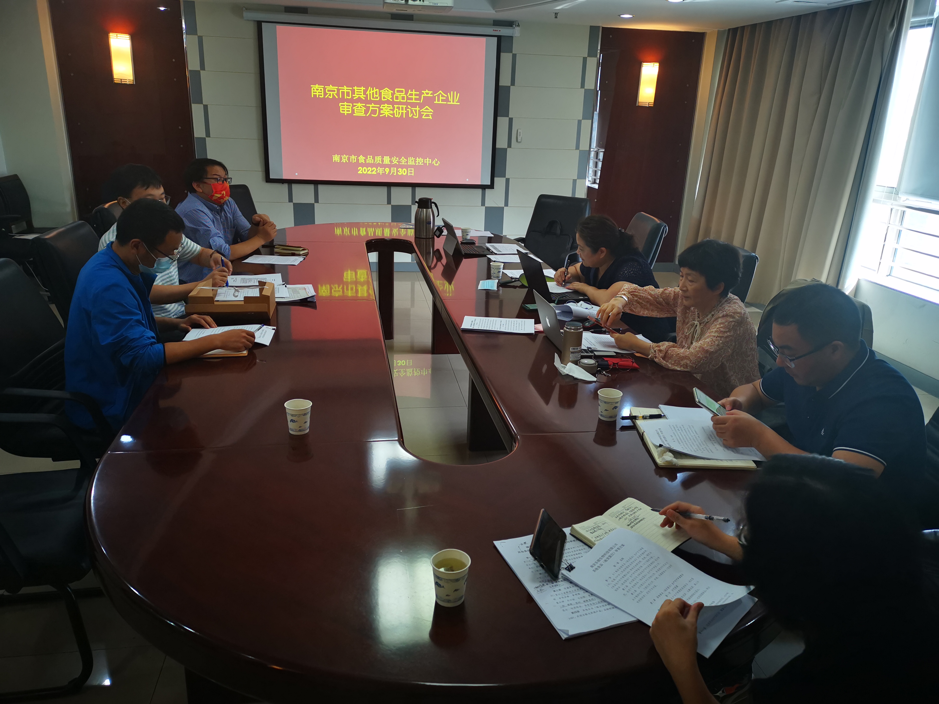 审查科——市食品质量安全监控中心助力南京市其他食品生产许可审批工作（10.9）.jpg