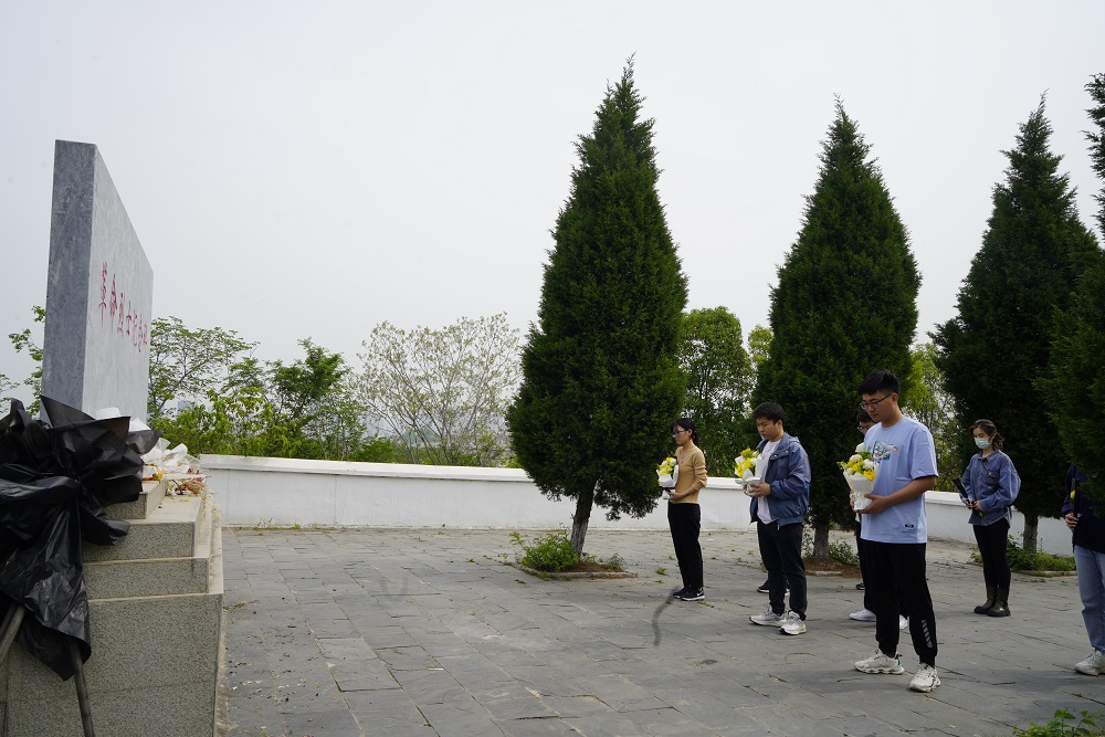 人事科（党建监察室）——市食药检院开展方山烈士公墓祭扫活动（4.25）.JPG