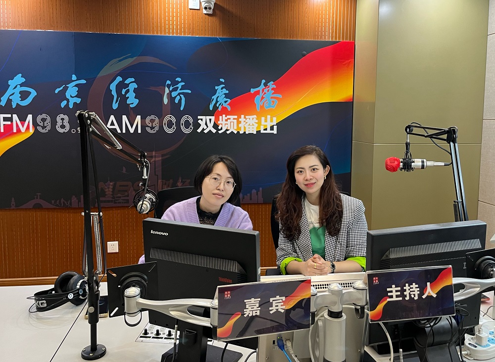 业管抽样科——市食药检院与南京经济广播电台合作开展保健食品选购科普（5.23）.JPG