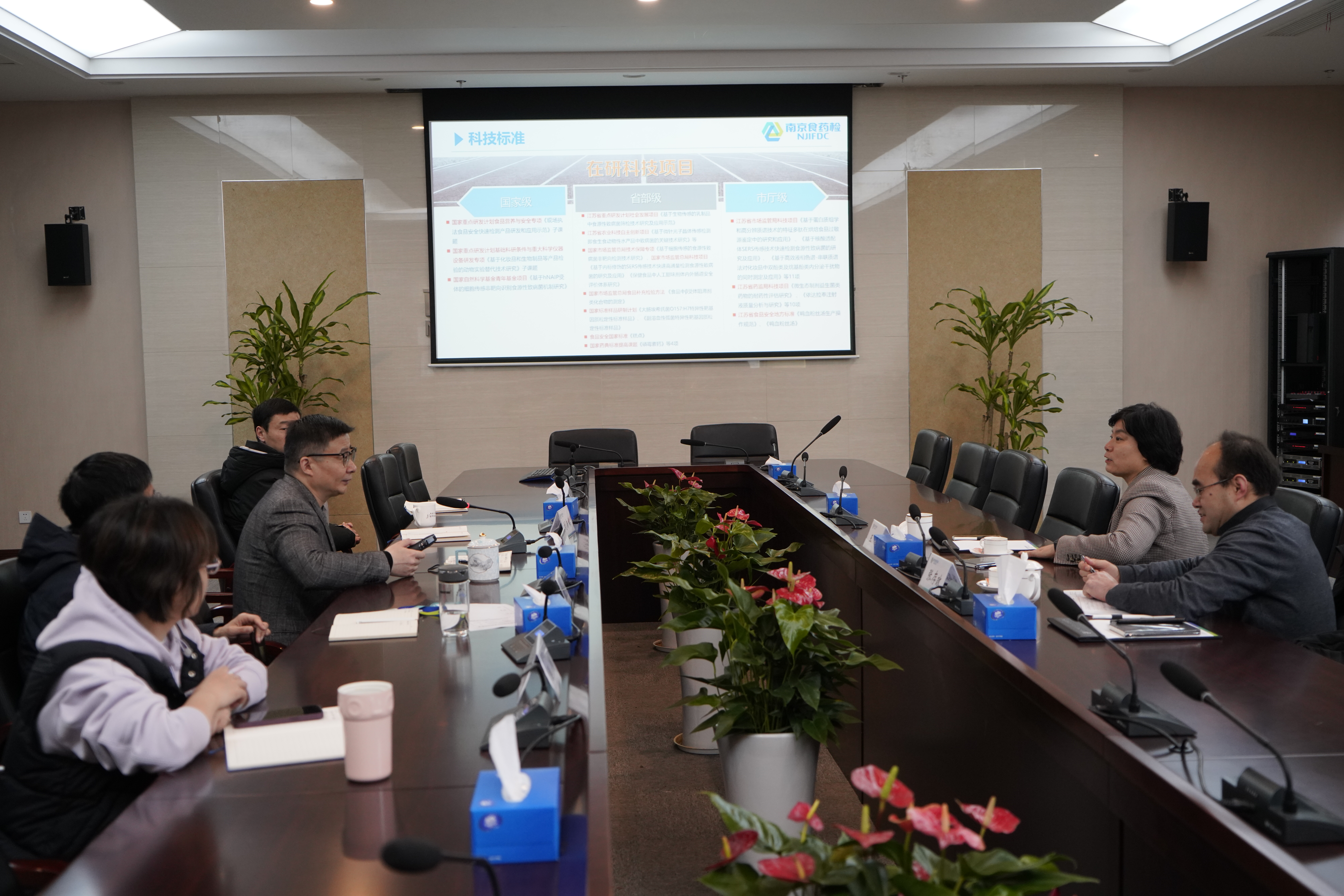 设备科信科——江苏省农科院到市食药检院参观调研（3.7）.JPG