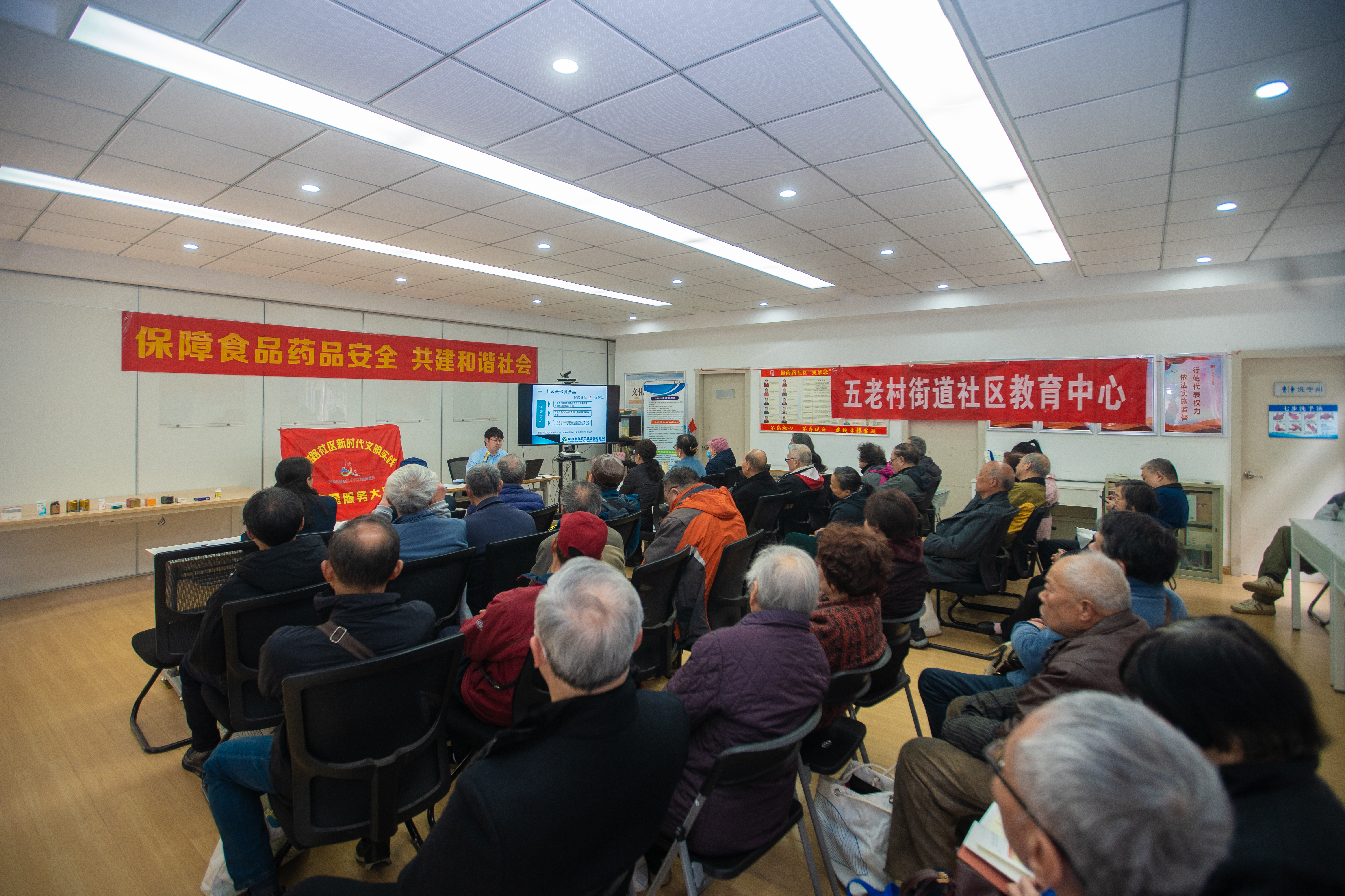 办公室——市食药检院开展“志愿服务学雷锋 放心消费在行动”食药安全进社区和食品抽检备份样品无偿捐赠活动（3.18）.jpg