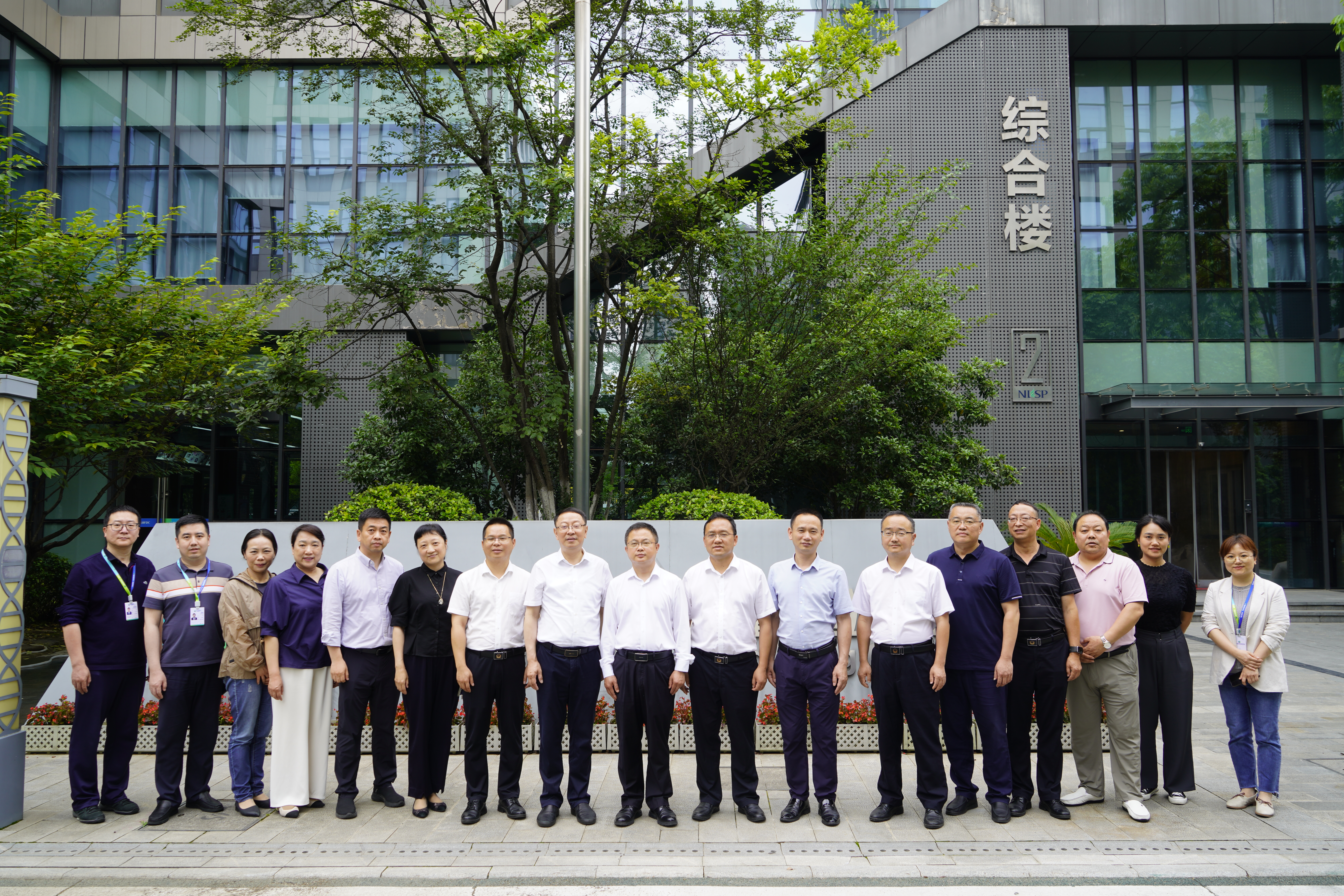 办公室——张家界市市场监管局到市食药检院参观调研（6.4）.JPG