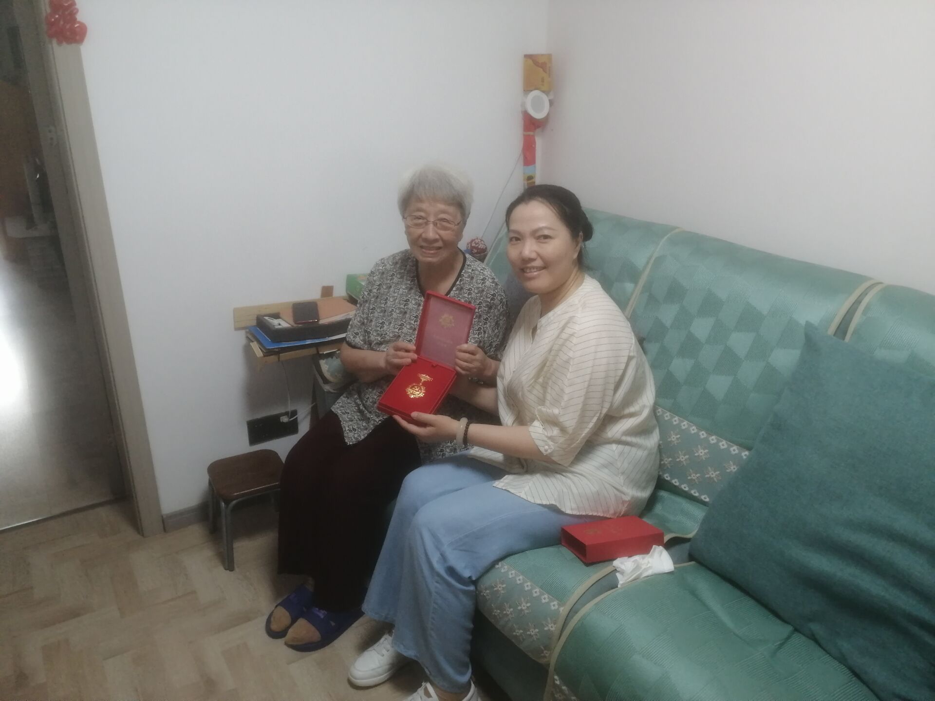 人事科人事科（党建监察室）——市食药检院党总支慰问老党员，送上“光荣在党50年”纪念章7.17.jpg