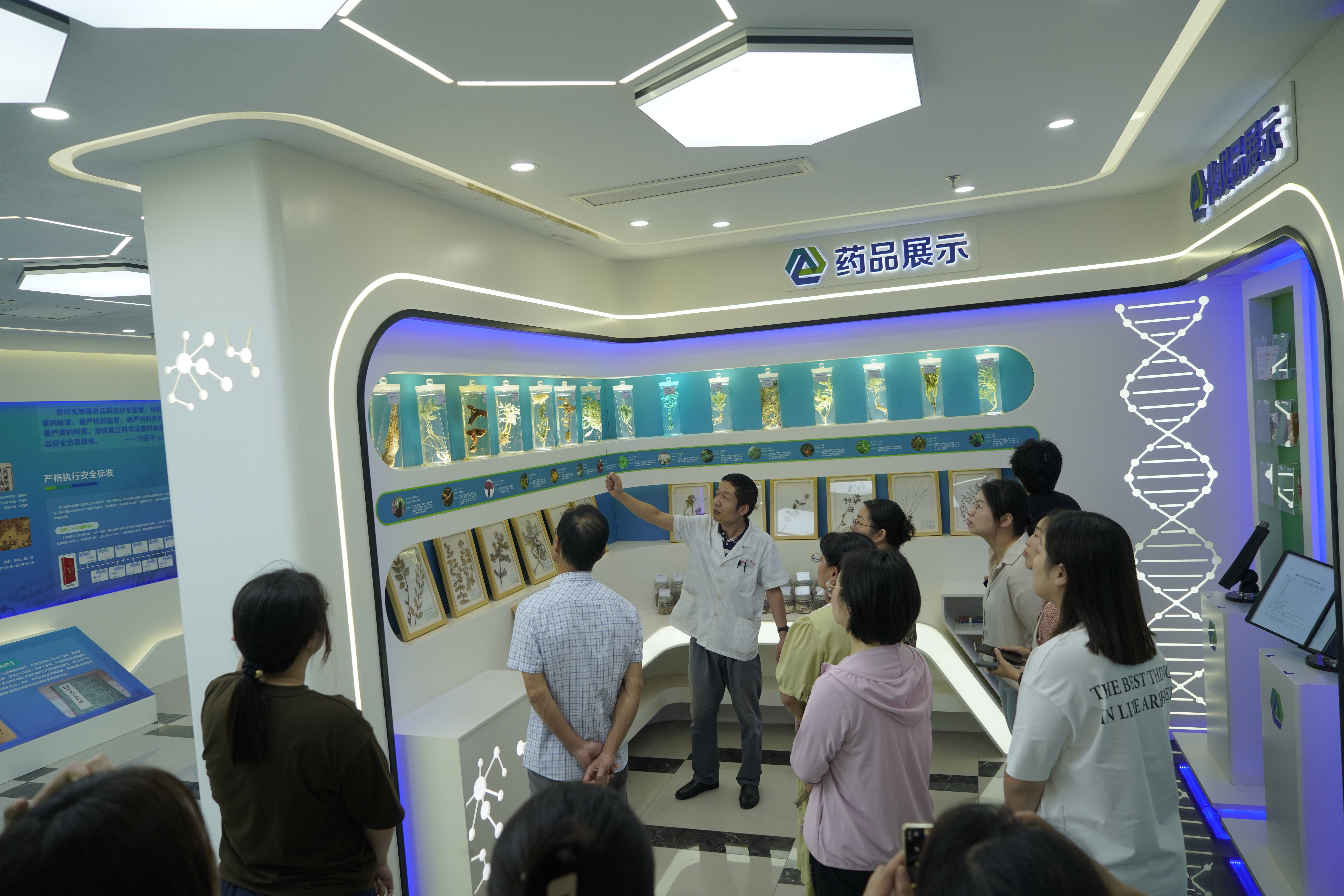 办公室——市食药检院开展“质量月”实验室开放日活动（9.29）.JPG