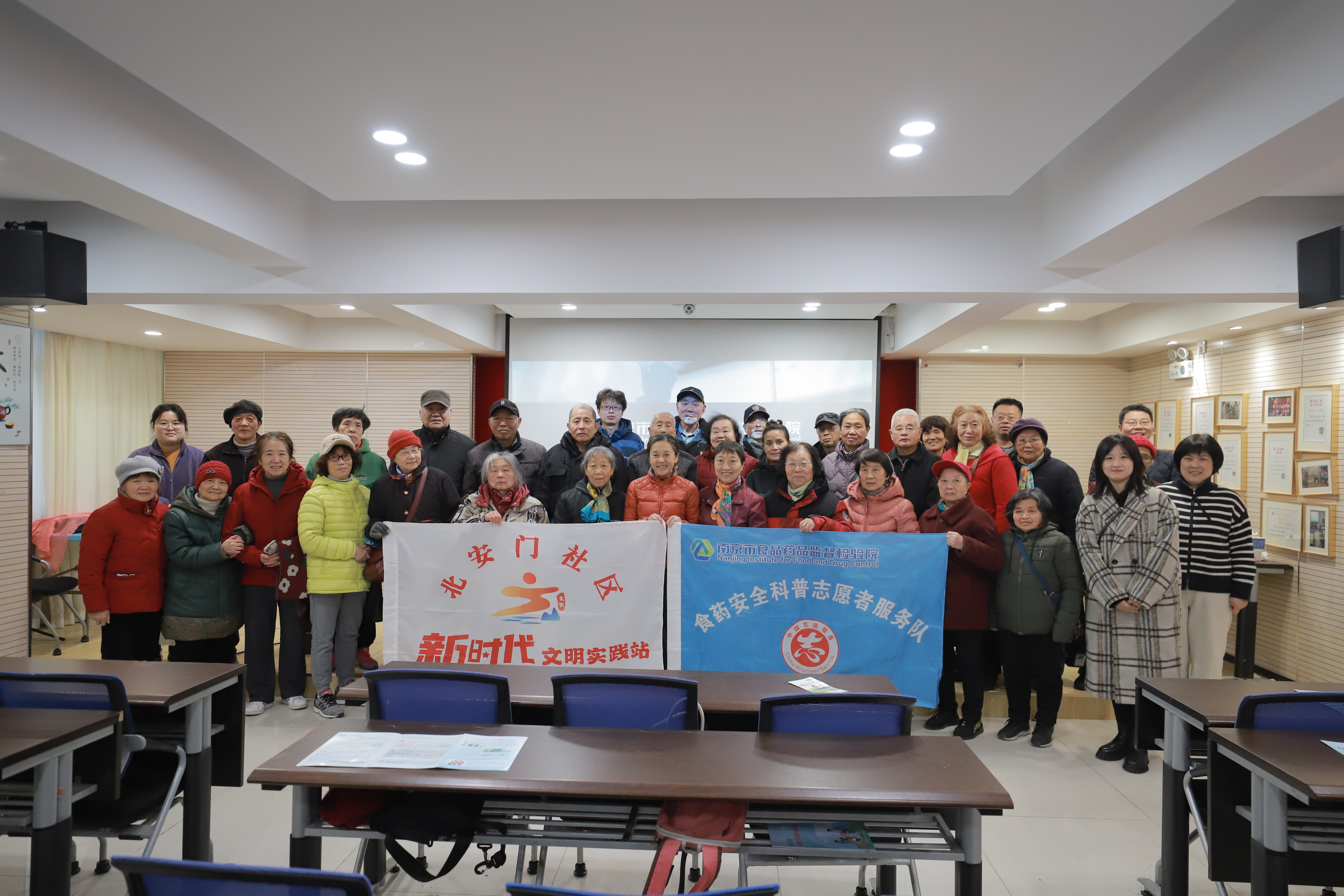 办公室——市食药检院开展“宁市监 您身边”食药安全进社区活动（12.26）.JPG