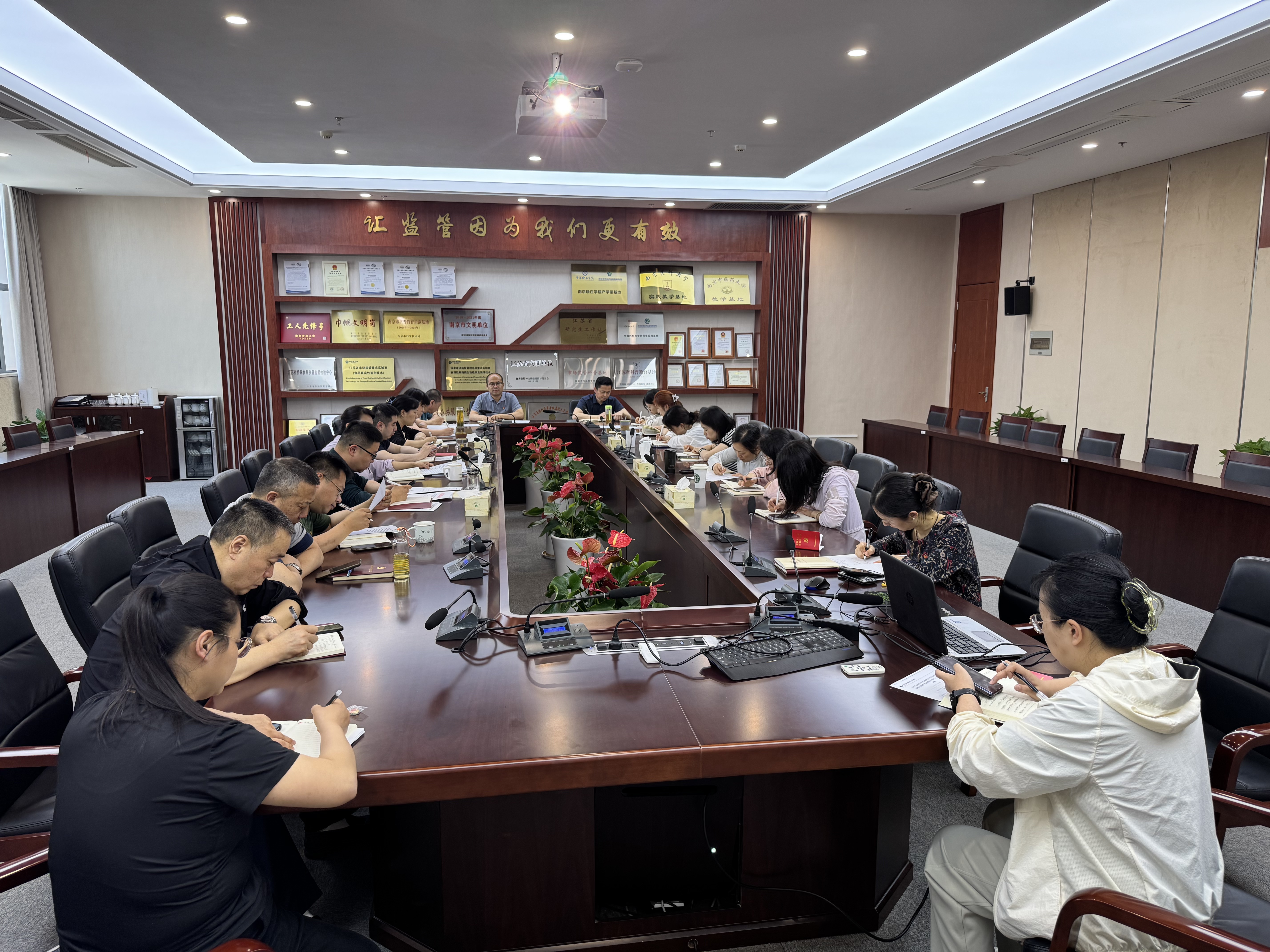 6-2人事科（党建监察室）——市食药检院开展“深悟八项规定精神  筑牢作风建设根基”主题党日活动（6.4）.jpg