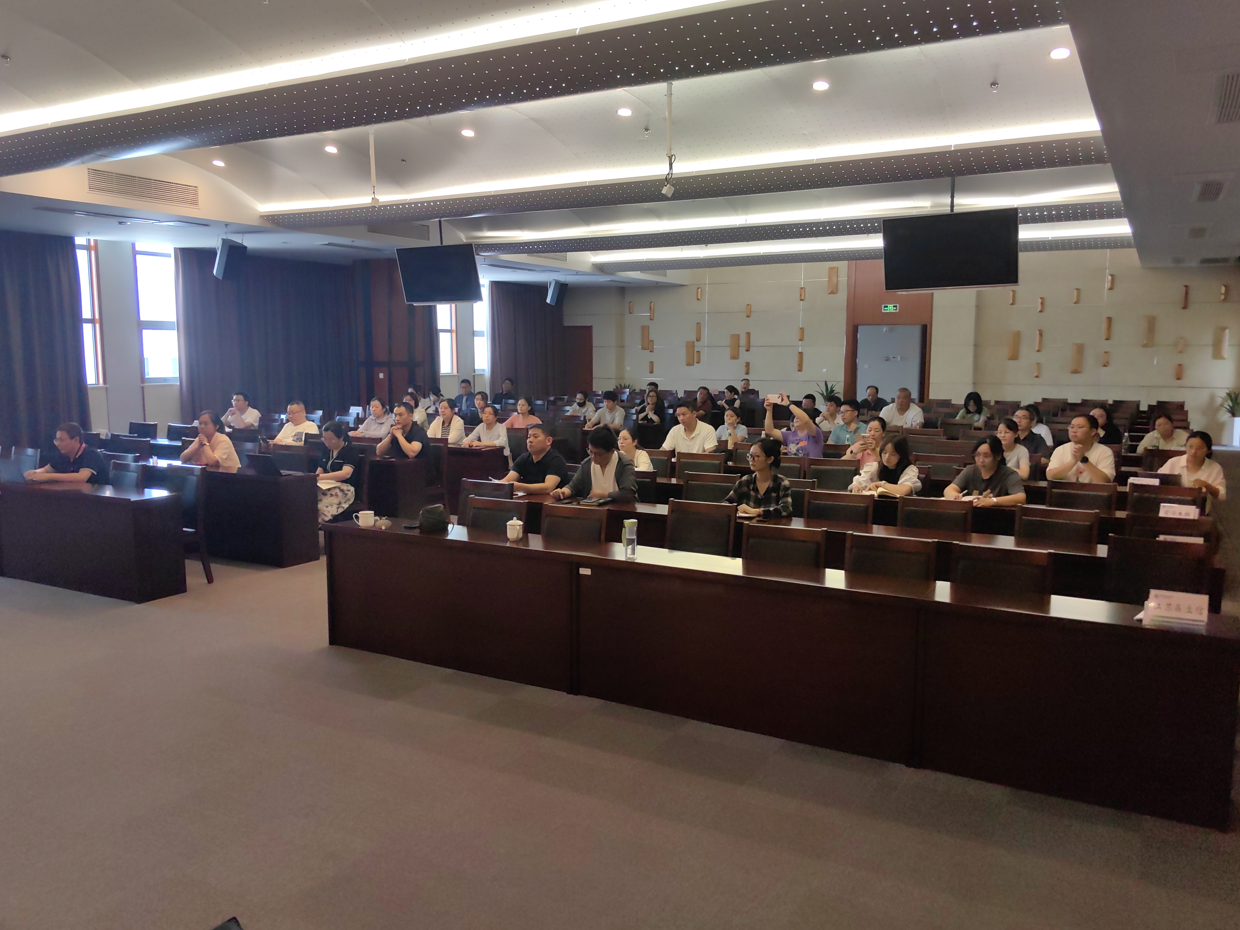 6-3审查科——市食品质量安全监控中心召开食品生产许可证换证告知会（6.5）.jpg
