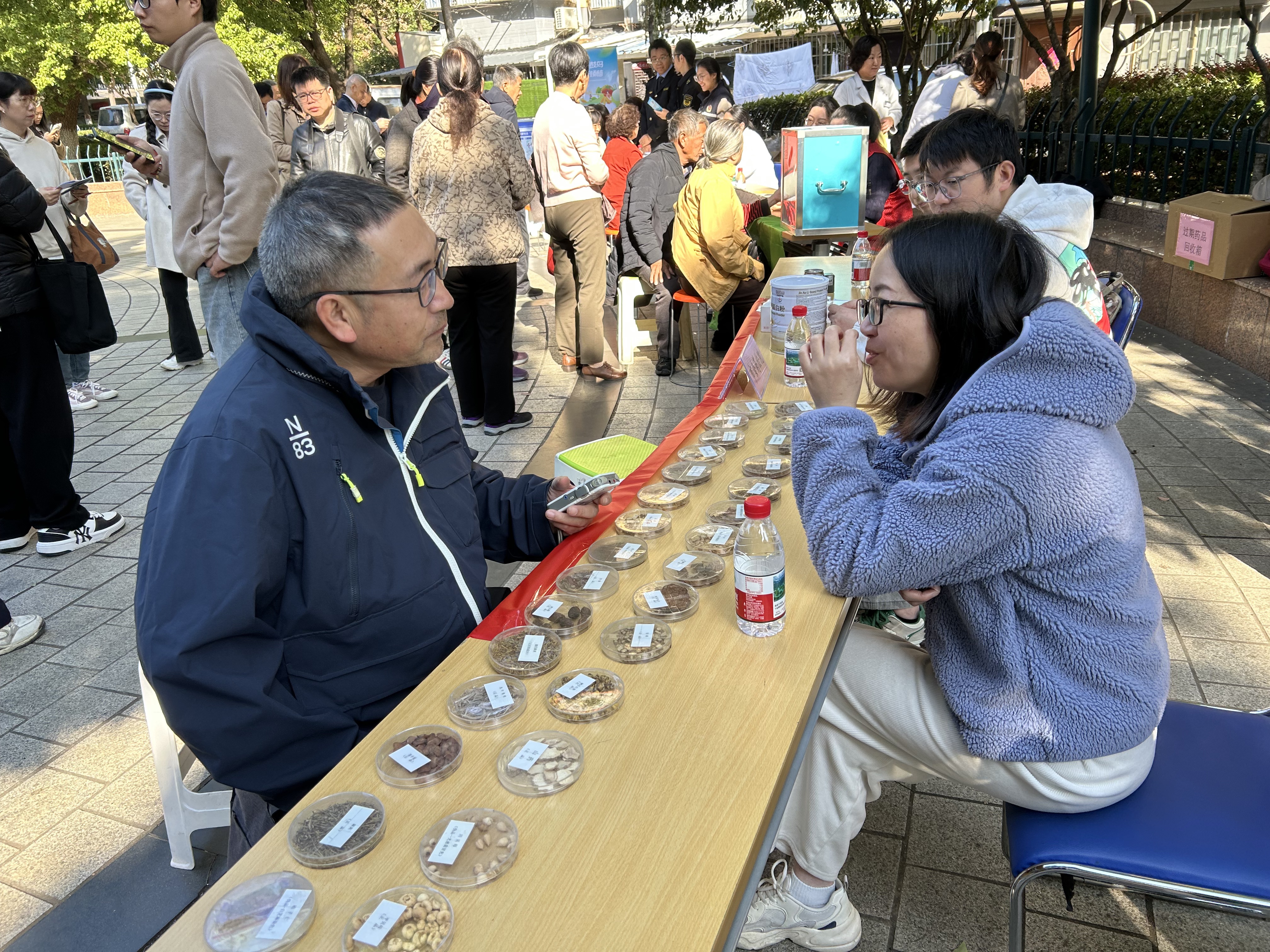 1761889972117012.jpg 10-13办公室——市食药检院参加“精准助老”药事服务药品科普社区行活动(10.31).jpg