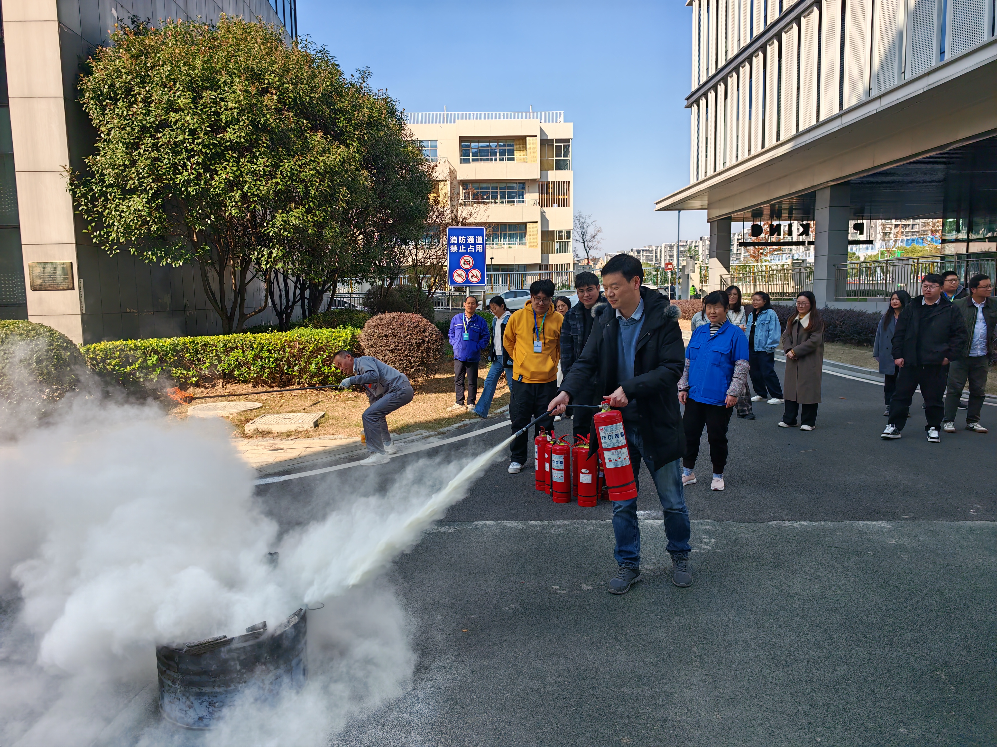 11-17综保科——市食药检院开展消防安全疏散暨灭火实操演练（11.25）.jpg